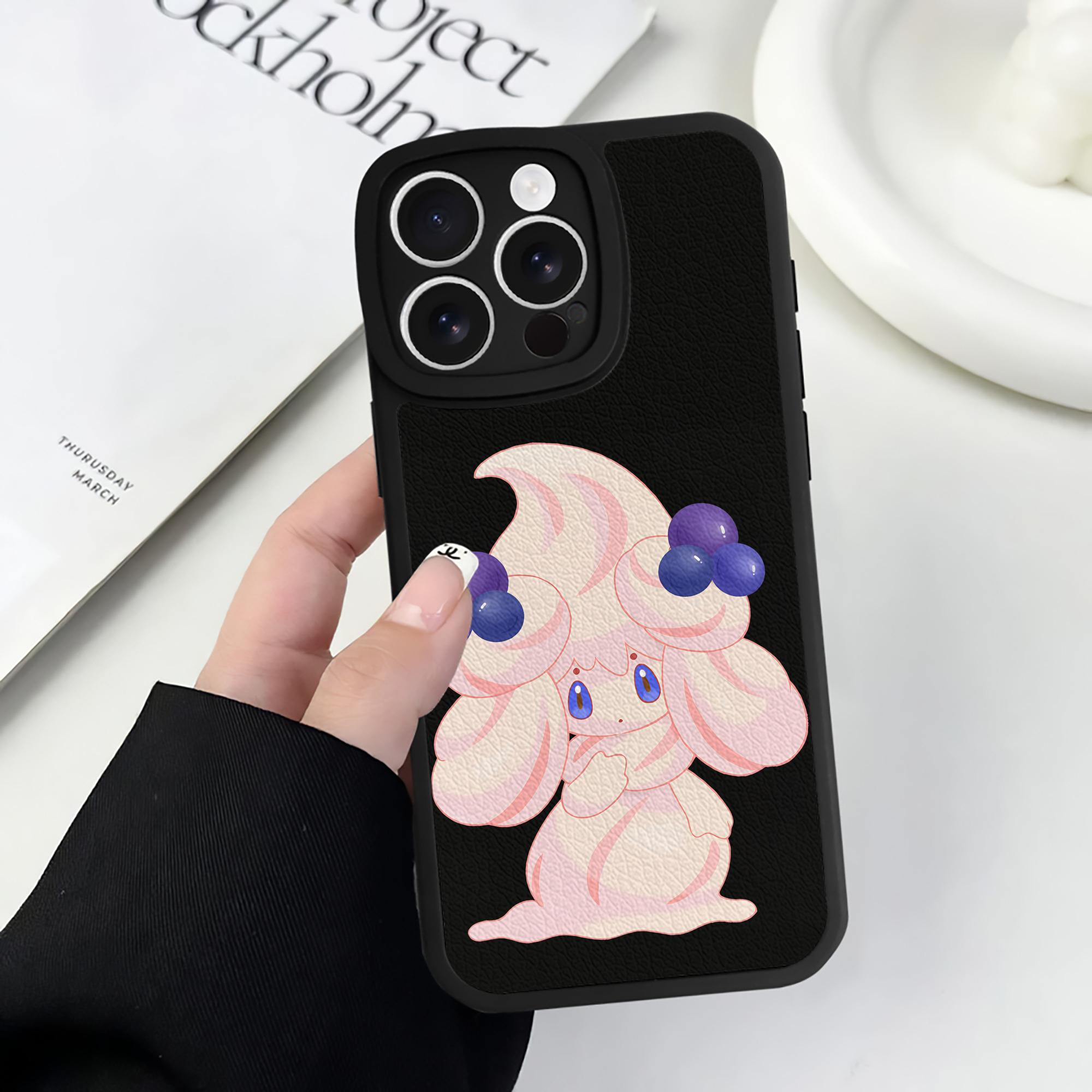（画像用） ポケットモンスター Pokémon 【iPhone 16シリーズ対応】シリコンスマホケース（レザー調） 材質：シリコン